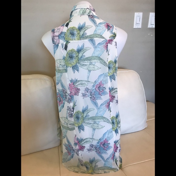 Lovely Ness Floral Sleeveless Button Down Blouse - Picture 3 of 6
